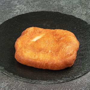 Пирожок с картошкой и сосиской