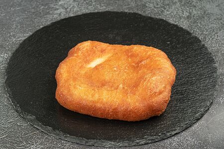 Пирожок с картошкой и сосиской