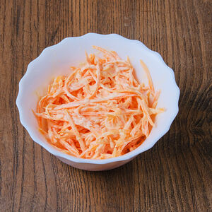 Салат из свежей моркови