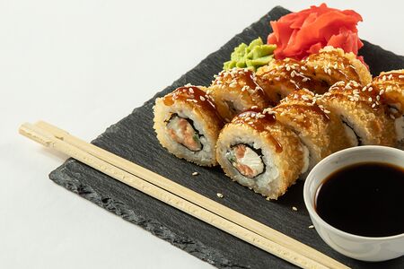 Жареные роллы с лососем