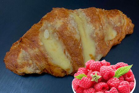 Круассан с малиной и заварным кремом