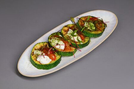 Кабачки гриль с йогуртом и томатным джемом