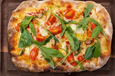 Римская пицца с томатами, сыром и рукколой