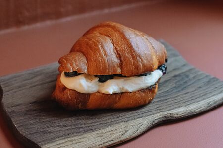Круассан с рикоттой и нектаринами
