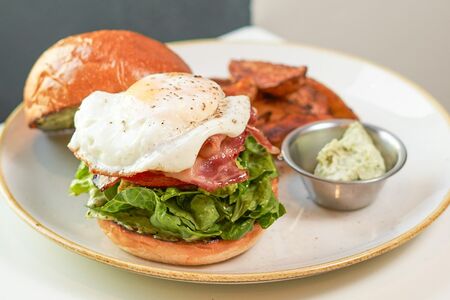 Бургер с курицей и беконом