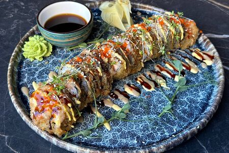 Острый темпура ролл с лососем и манго майо