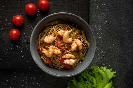 Вок сомен с креветками