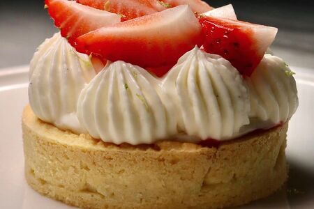 Пате бризе с крем-чизом и сезонными ягодами