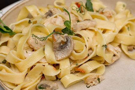 Фетучини с грибами и курицей