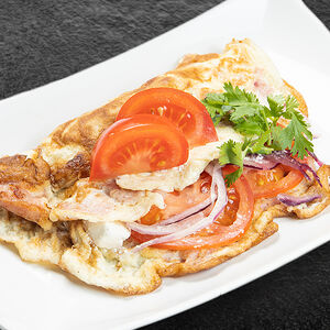 Омлет с сыром, помидорами и ветчиной