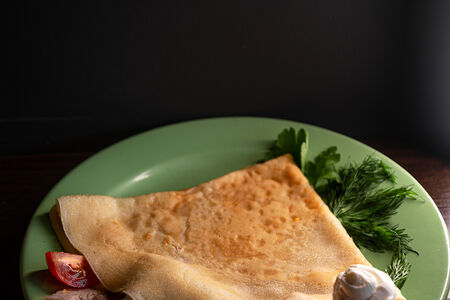 Блин с жареной свининой и сыром