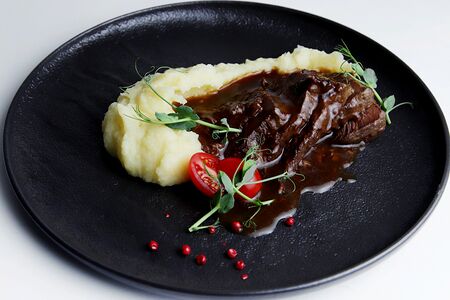 Томлёные говяжьи щёчки с пюре