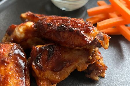 Куриные крылья барбекю с соусом блю чиз