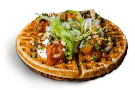 Вафли с лососем и сливочным сыром