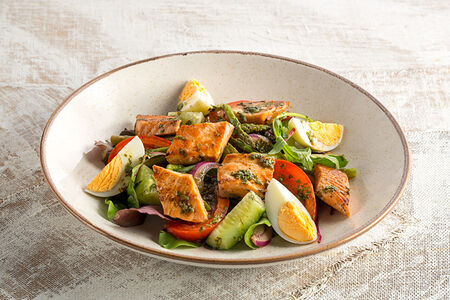 Салат сальмон в соусе чили