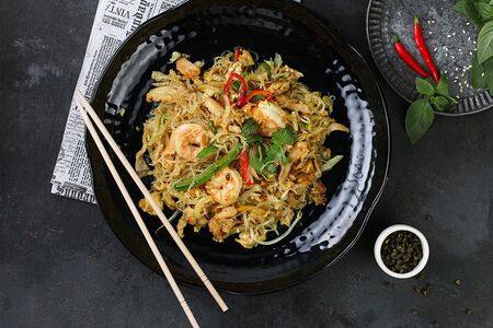 Стеклянная лапша с курицей и креветками