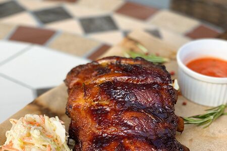 Свиные ребра BBQ с салатом Коул слоу
