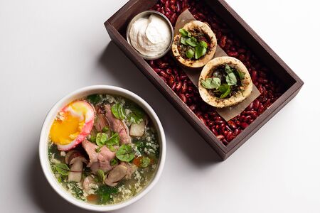 Зеленый борщ с фасолью и запечённым костным мозгом