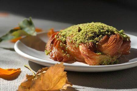 Дениш с фисташкой