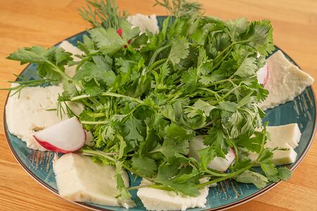 Зелёный микс с сыром сулугуни