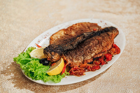 Форель, запеченная без костей с овощами