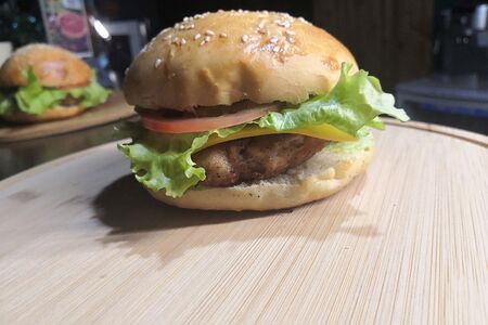 Бургер со cвинoй котлетой