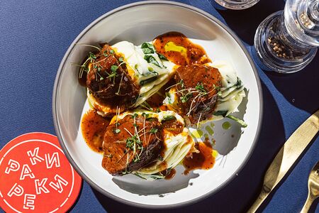 Телячьи щечки с картофельным пюре и шпинатом