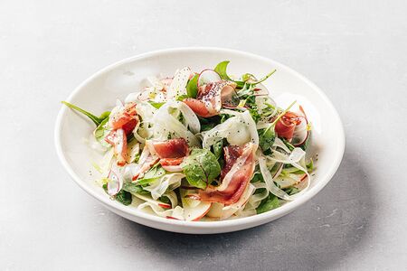 Копченая утка, фенхель, яблоко и имбирный соус