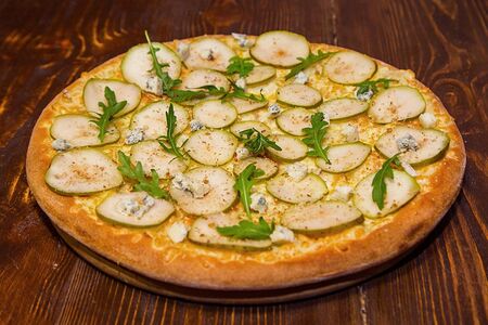 Пицца с грушей и дорблю