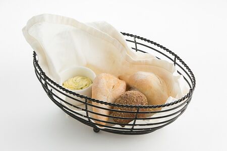 Хлебная корзина с маслом