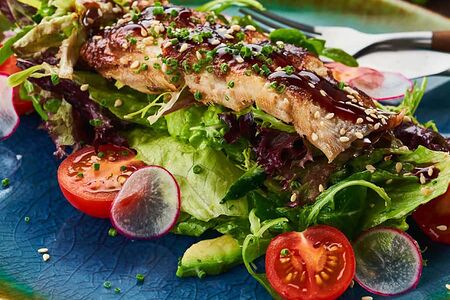 Салат с угрем и соусом Нисуаз