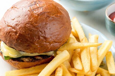 Бургер с говядиной, фри с кетчупом