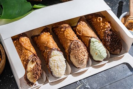 Набор пирожных Take the Cannoli