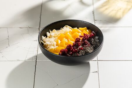 Рисовая каша с персиками и сушеной клюквой