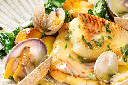 Синекорый палтус под соусом бер блан с вонголе, шпинатом и картофелем бэби