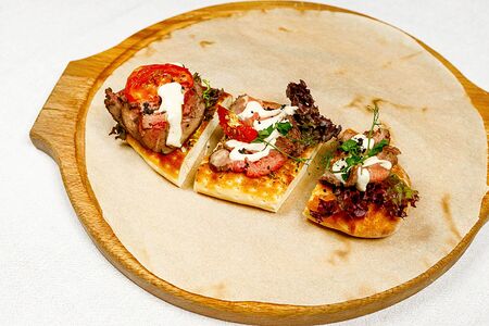 Брускетта с ростбифом с соусом вителло тоннато