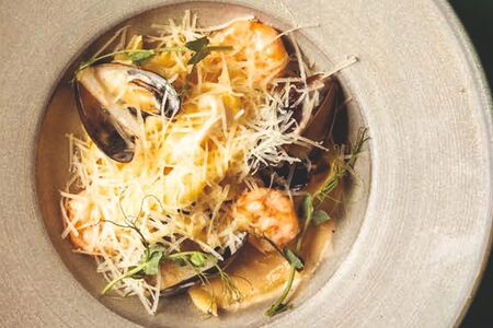 Паста с морепродуктами и соусом том ям