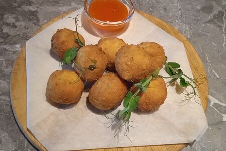 Острые сырные шарики с соусом чили