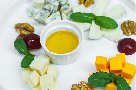 Сырная Тарелка с медом и орехами