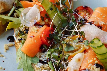 Брускетта с сёмгой и рукколой