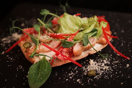 Брускетта с куриным филе