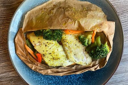 Судак, припущенный с овощами