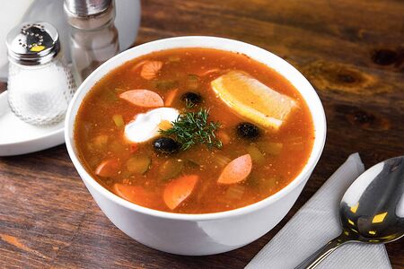 Солянка мясная (с колбасками и бужениной)