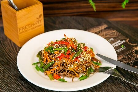 Соба с овощами и говядиной