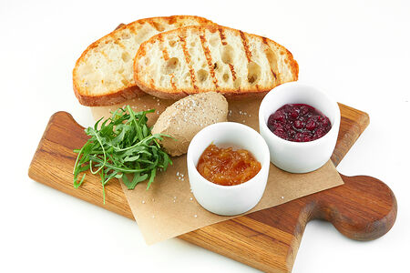 Паштет из куриной печени с луковым конфитюром и вареньем