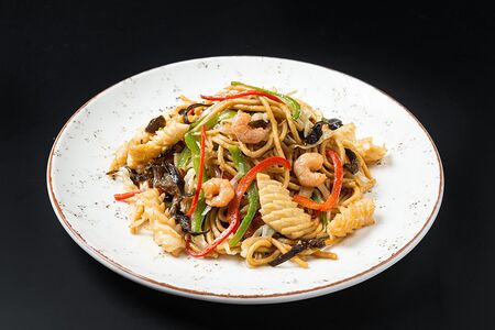 Лапша с креветками и овощами
