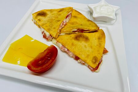 Кесадилья с томатами