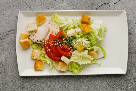 Салат Цезарь с курицей