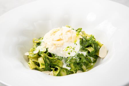 Паста со шпинатом и сыром страчателла