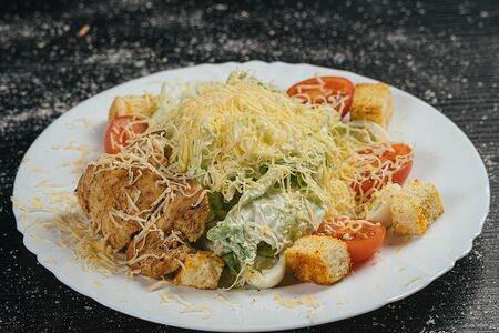 Салат Цезарь с курицей